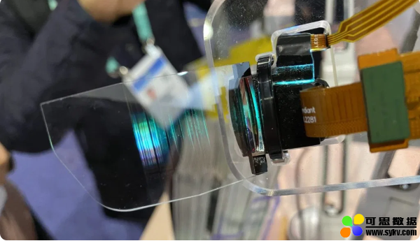 Syndiant的波导显示器使用侧面安装的投影仪将光引导进入透镜，并可能在多个深度平面上。