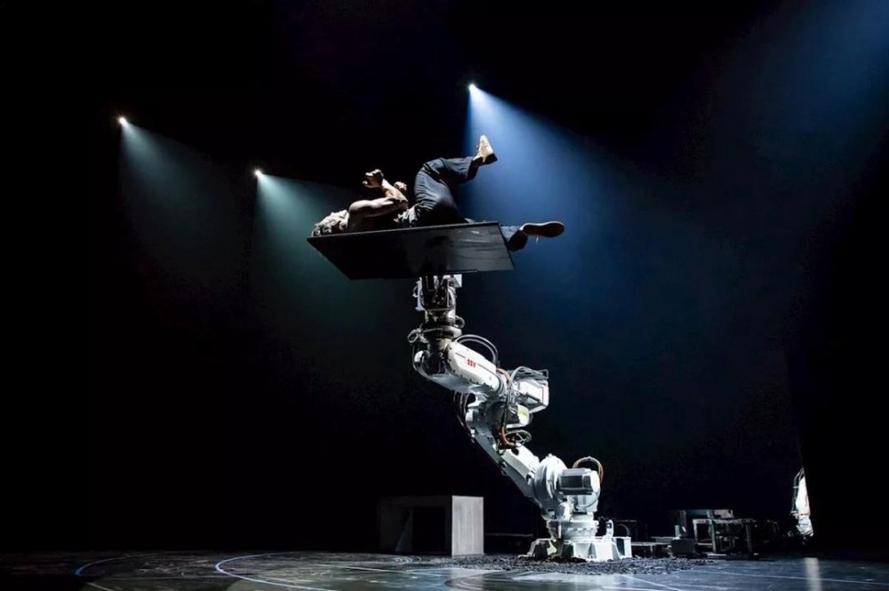 ABB机器人与人类完美协作上演震撼现代舞