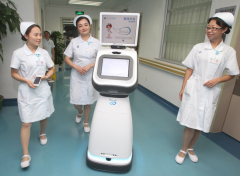 医院里的服务机器人越来越多，未来医院在路上